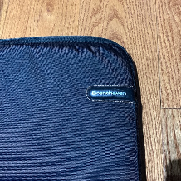Brenthaven 15" Laptop Case - Picture 2 of 5